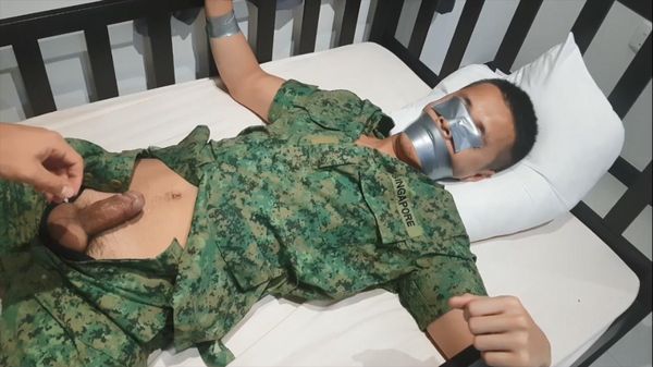 行走榨汁機 – 捆邦控射兵哥哥射了繼續玩
